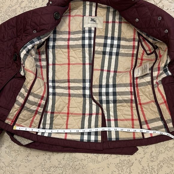 Burberry Women’s classic quilted coat with belt. - Picture 10 of 10